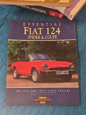 124 Spider & Coupé Essential Guide - Red - Book